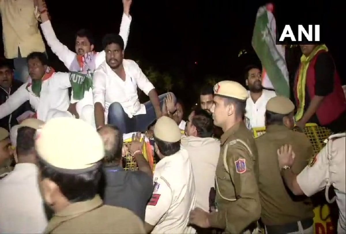 Congress workers protest against Govt decision to withdraw SPG cover from the Gandhi family