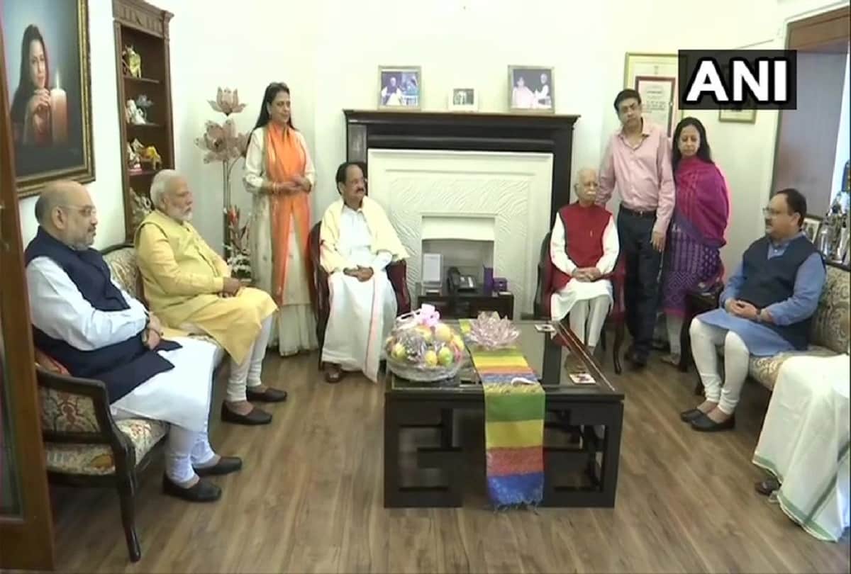 BJP leader LK Advani 92nd birthday today PM Narendra Modi meets And Wishes him