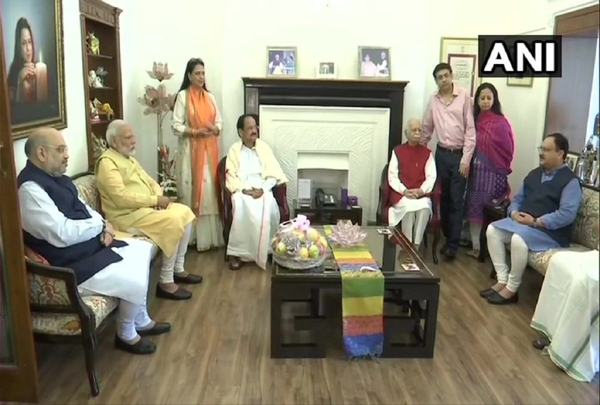 BJP leader LK Advani 92nd birthday today PM Narendra Modi meets And Wishes him
