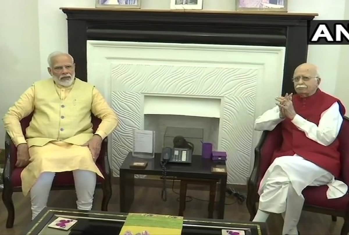 BJP leader LK Advani 92nd birthday today PM Narendra Modi meets And Wishes him
