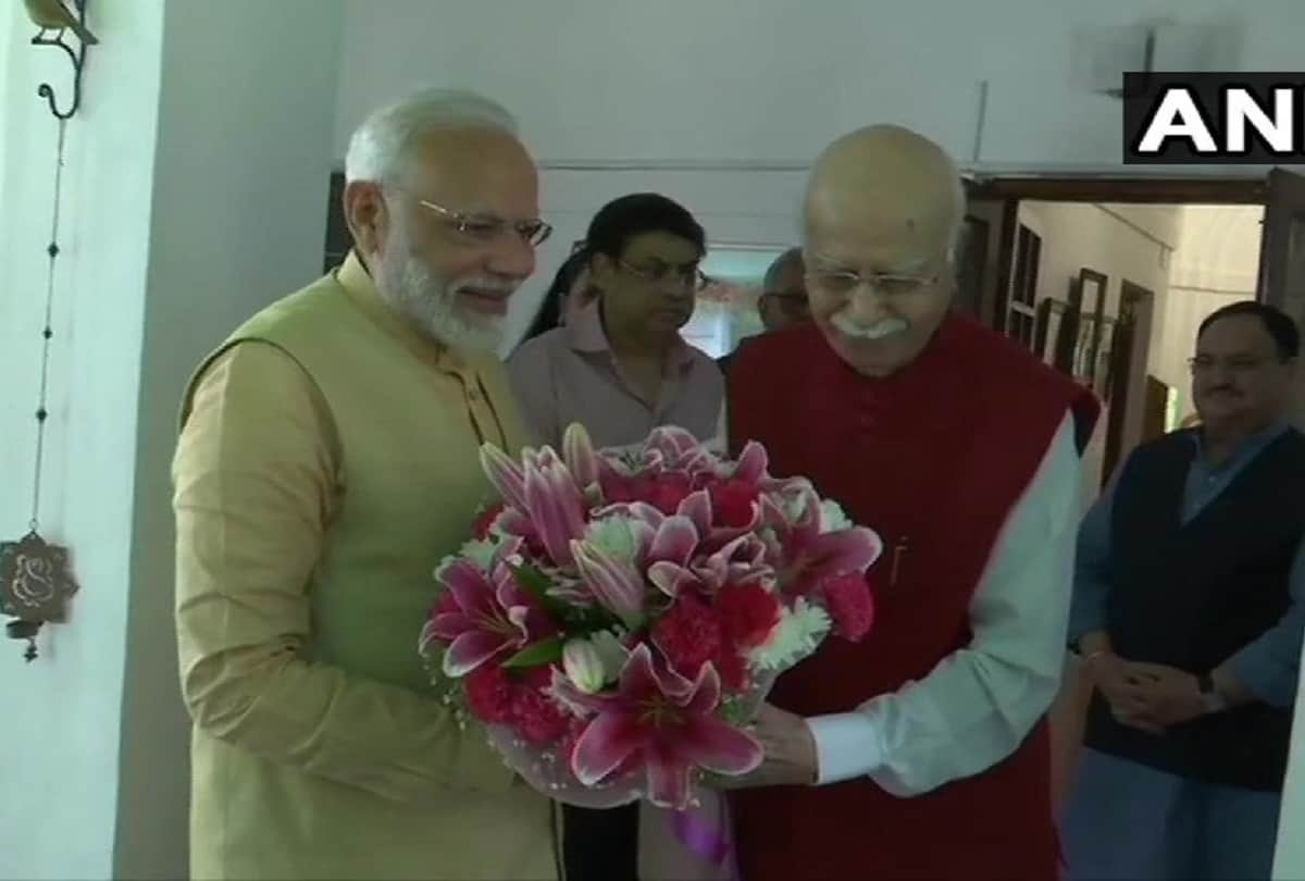 BJP leader LK Advani 92nd birthday today PM Narendra Modi meets And Wishes him