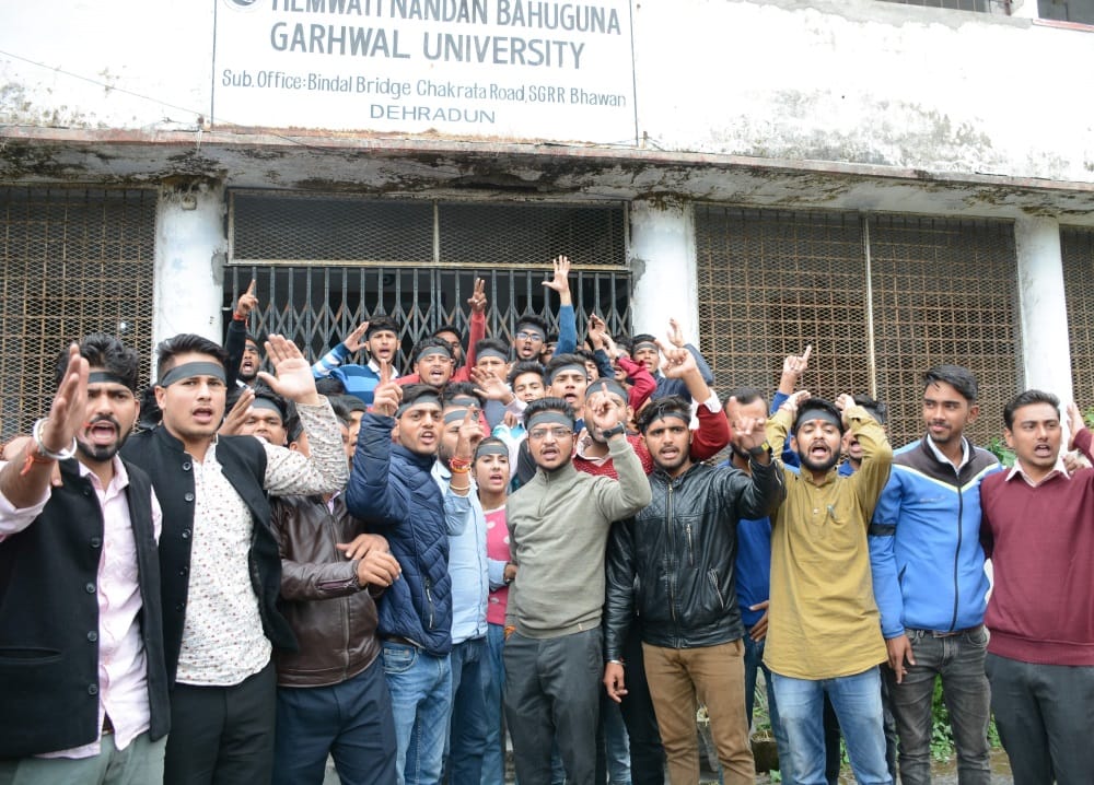 Students lock the gate of HNB Garhwal University against the increase in exam fee,