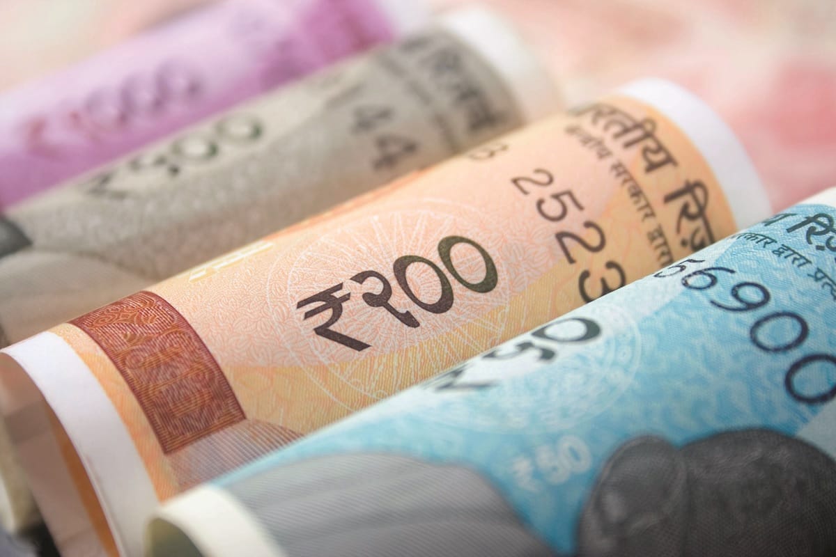 Do not use Finger tongue while counting rupees Due to Coronavirus