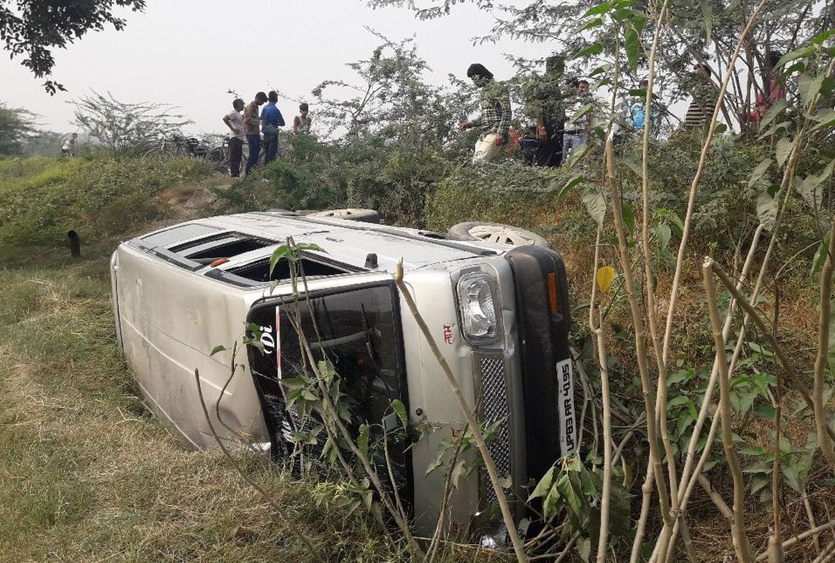 School Van Turn Over In Barnahal Mainpuri Four Student Injured