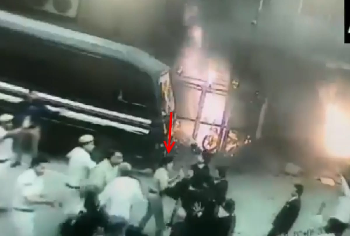 Tis Hazari CCTV footage of DCP Monika Bhardwaj pleading before lawyers to stop violence but no use