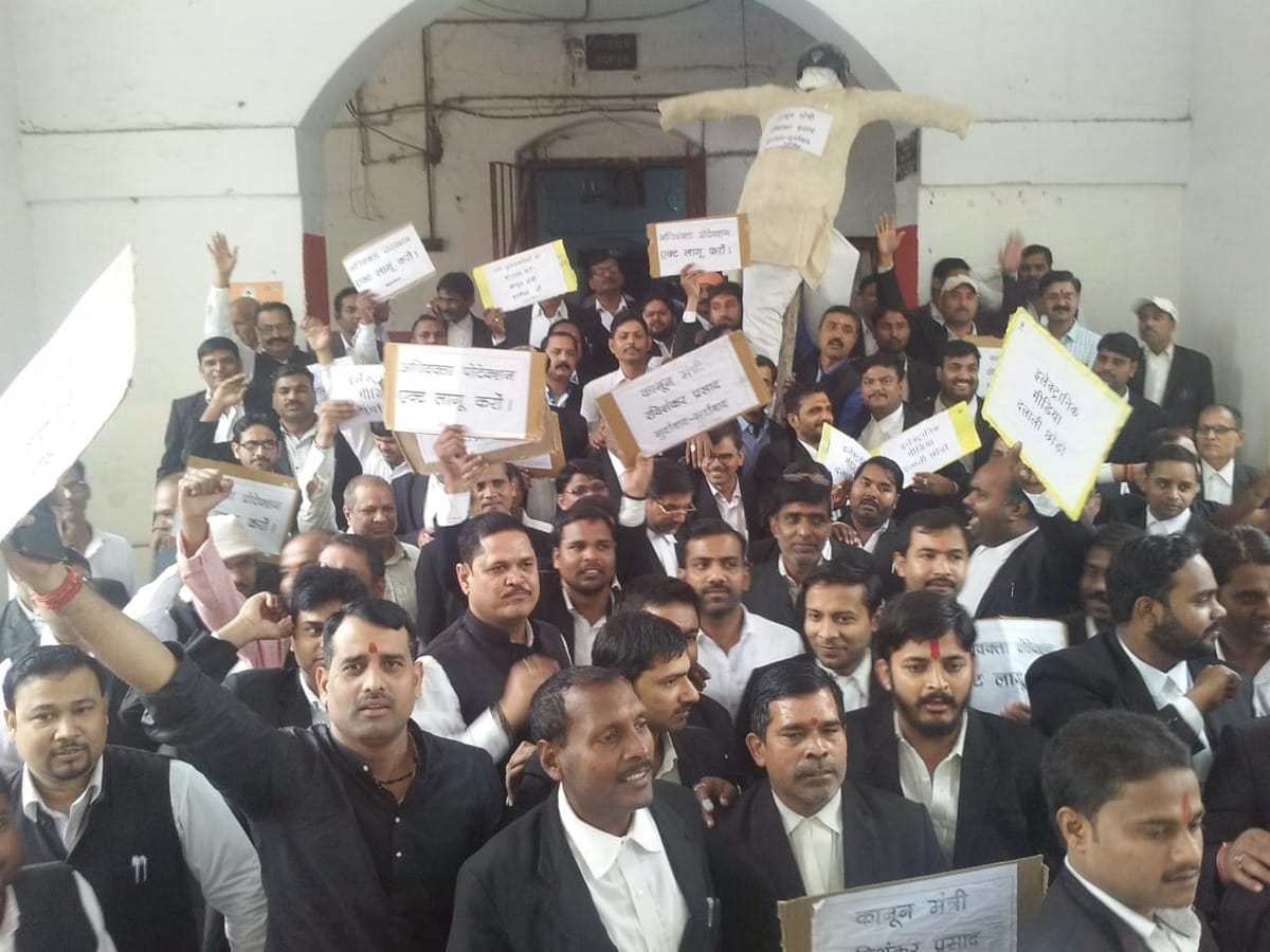 varamasi lawyers burnt effigy of law minister in delhi lawyers police clash