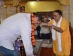 मथुरा।  श्रीकृष्ण जन्मस्थान स्थित केशव देव मंदिर में ठाकुर जी के चरणों में नतमस्तक होते द ग्रेट ख