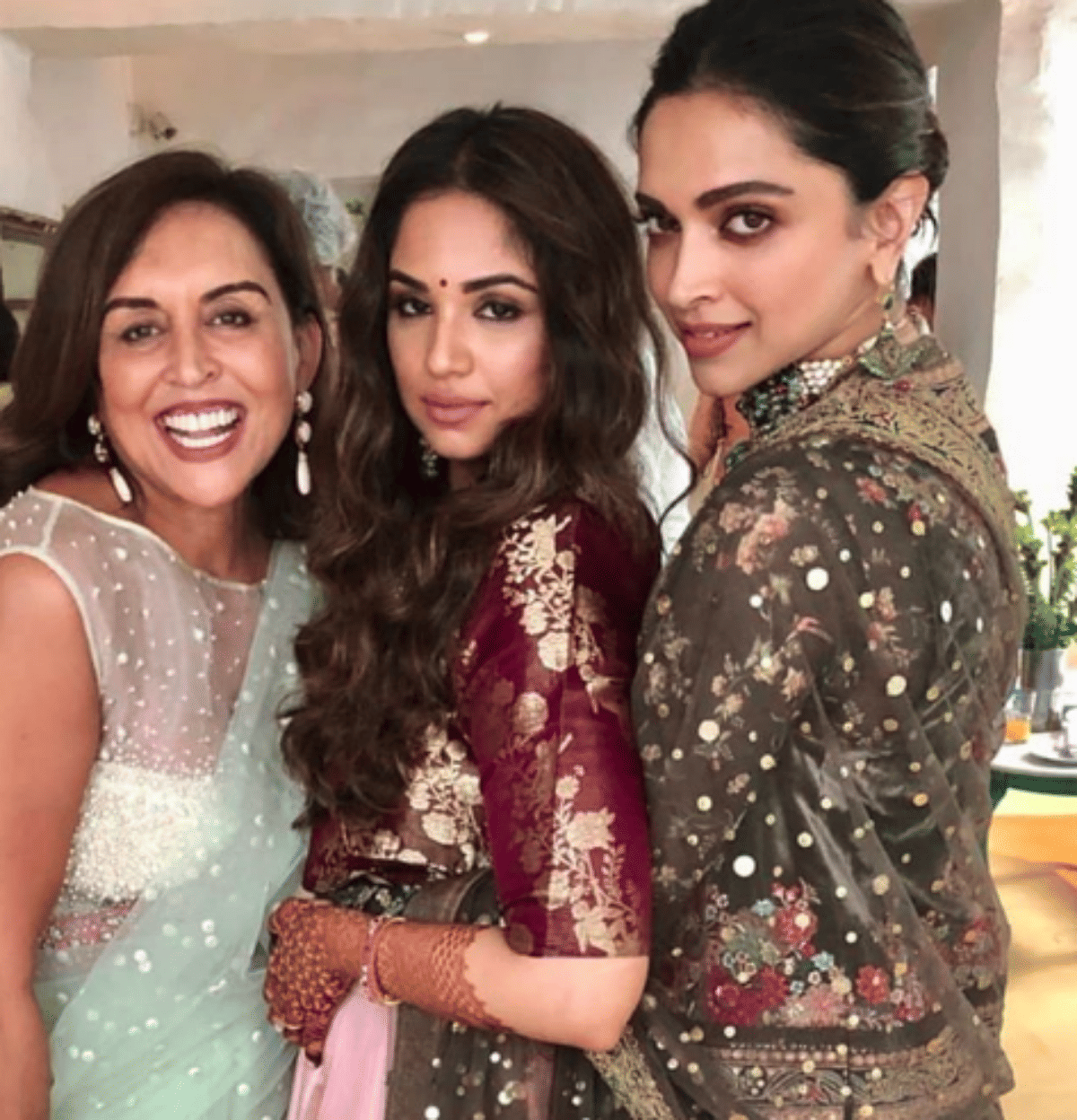 deepika padukone and ranveer singh dances at friend wedding