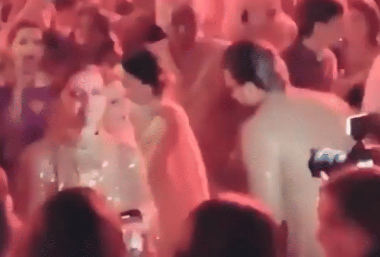 deepika padukone and ranveer singh dances at friend wedding