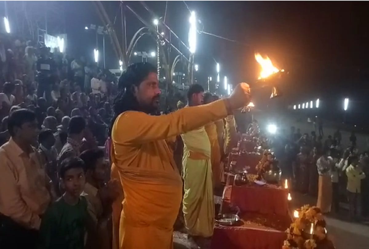 Aarti on Saryu river and People lit lamps in homes after Ayodhya verdict