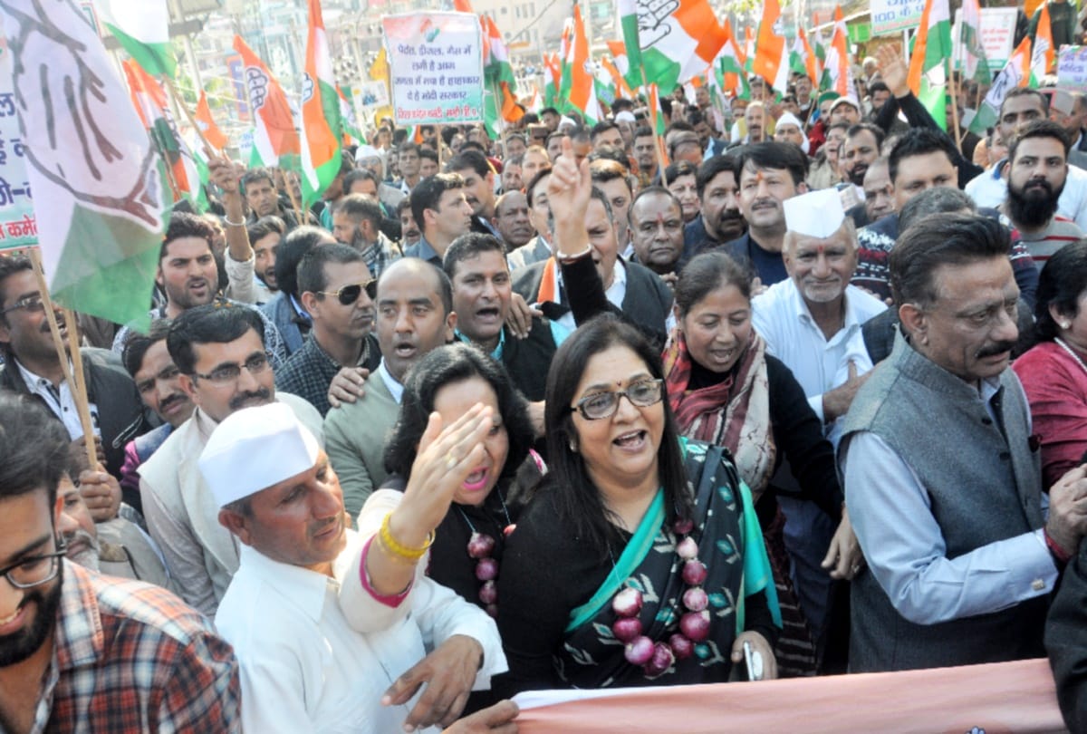 Congress against inflation, protests by hanging onion garlands around neck in mandi