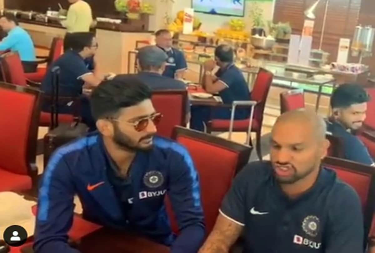 Bhuvneshwar Kumar trolls shikhar dhawan for mimicking akshay kumar bala character in housefull four