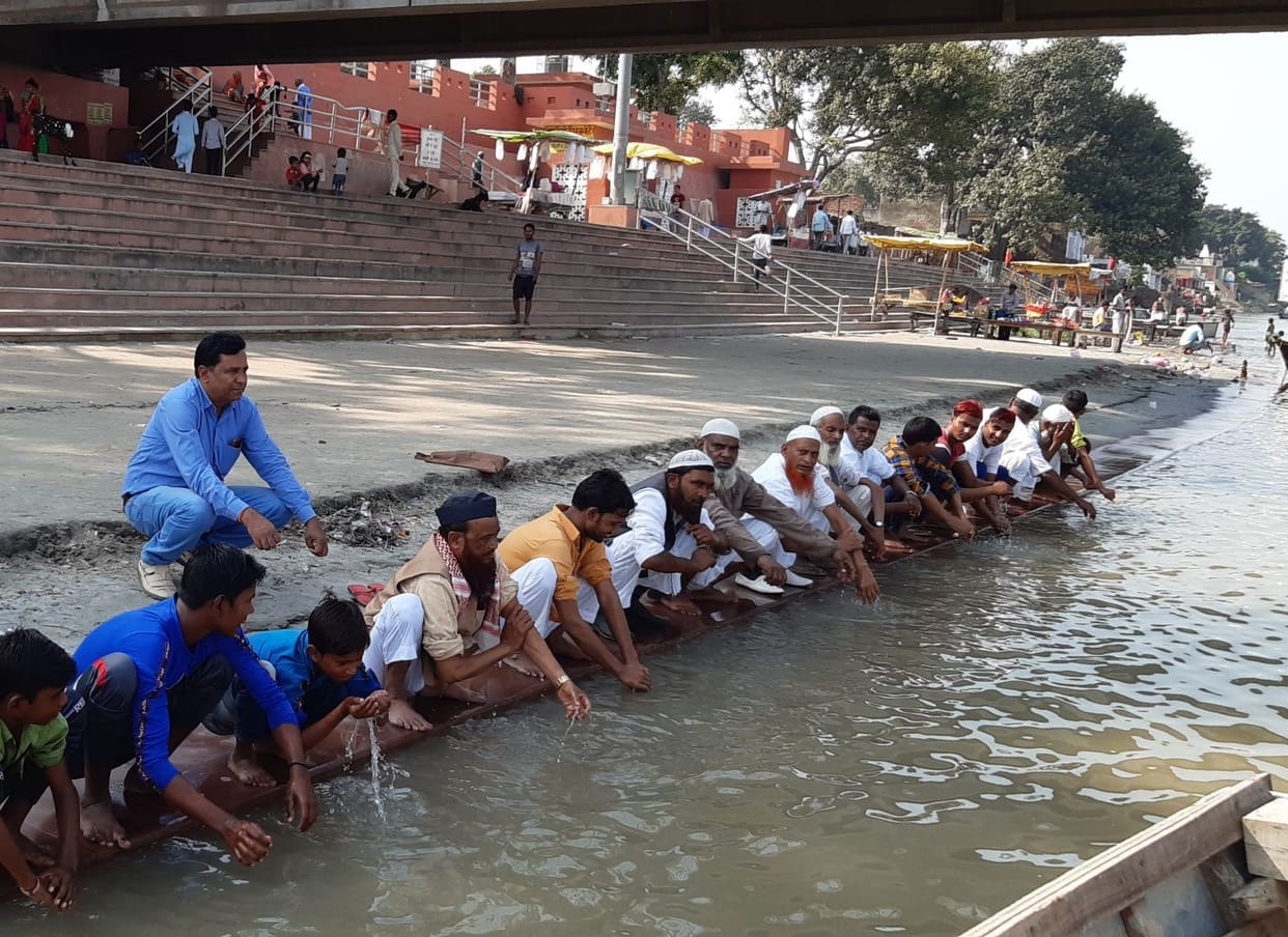 Worship in the Ganges and offer prayers in the mosque