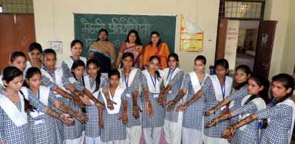 महिला महा विद्यालय में मेहदी प्रतियोगिता में सामिल छात्राएं व मौजूद शिक्षक
