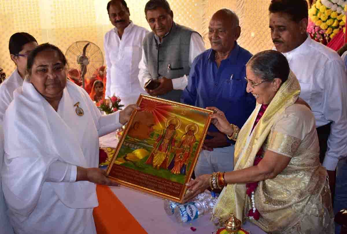 Jashodaben, wife of PM Modi launched Gobardhan Yojana in Tapasvi Nagar