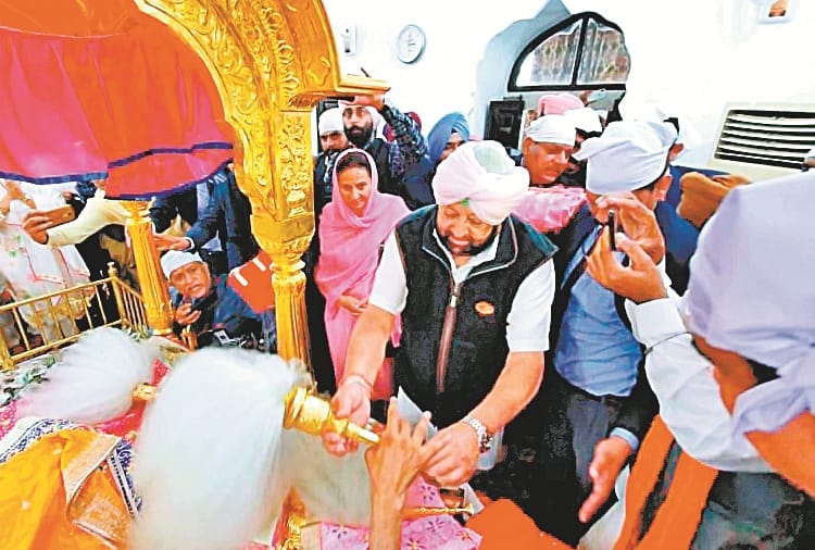 Amarinder Singh and Manmohan Singh distance from the stage of Imran Khan