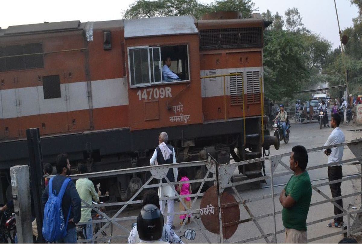 Loco pilot stopped train to save gateman of railway crossing in etah
