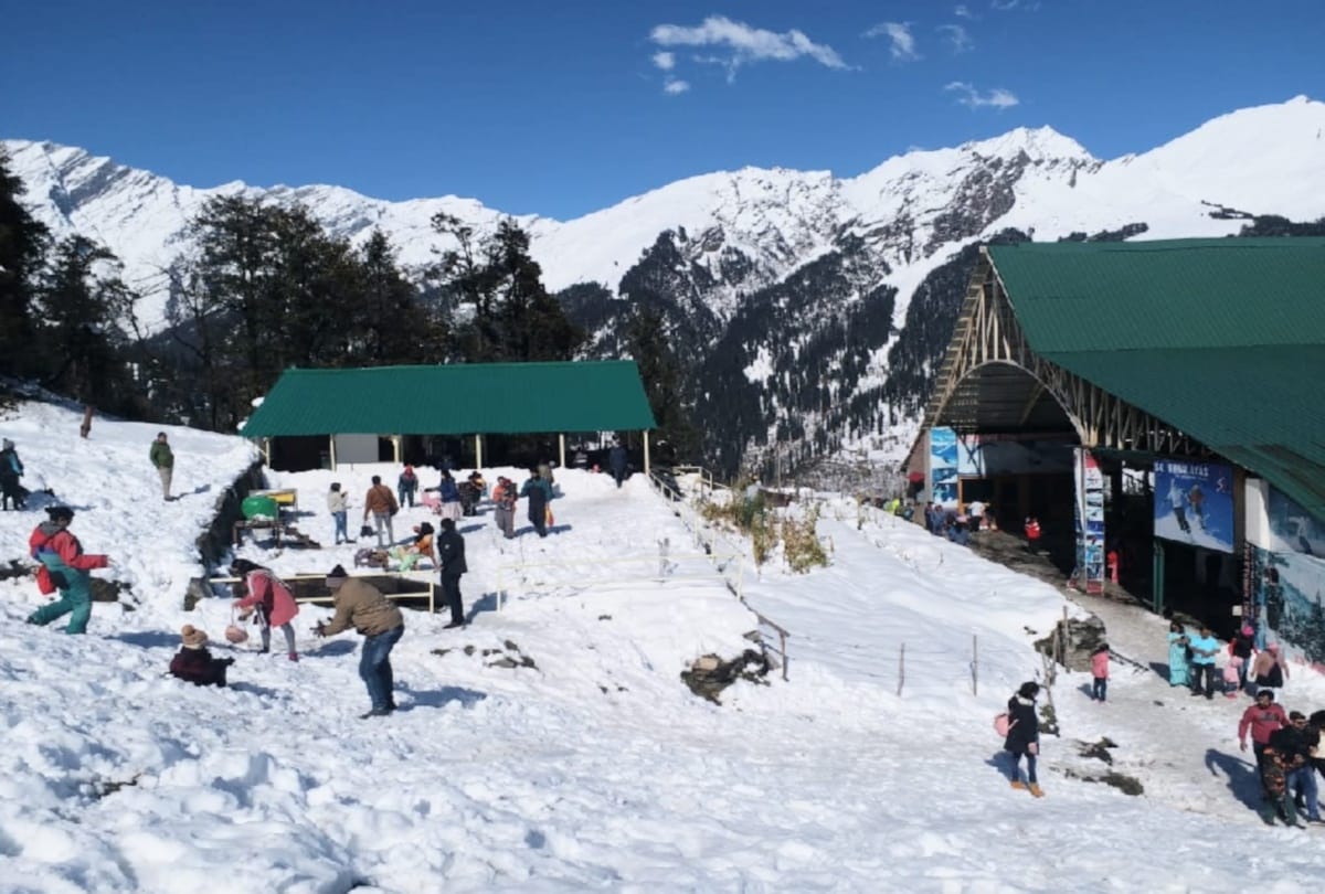 influx of tourists increased in manali solangnala rohtang after fresh snowfall in himachal