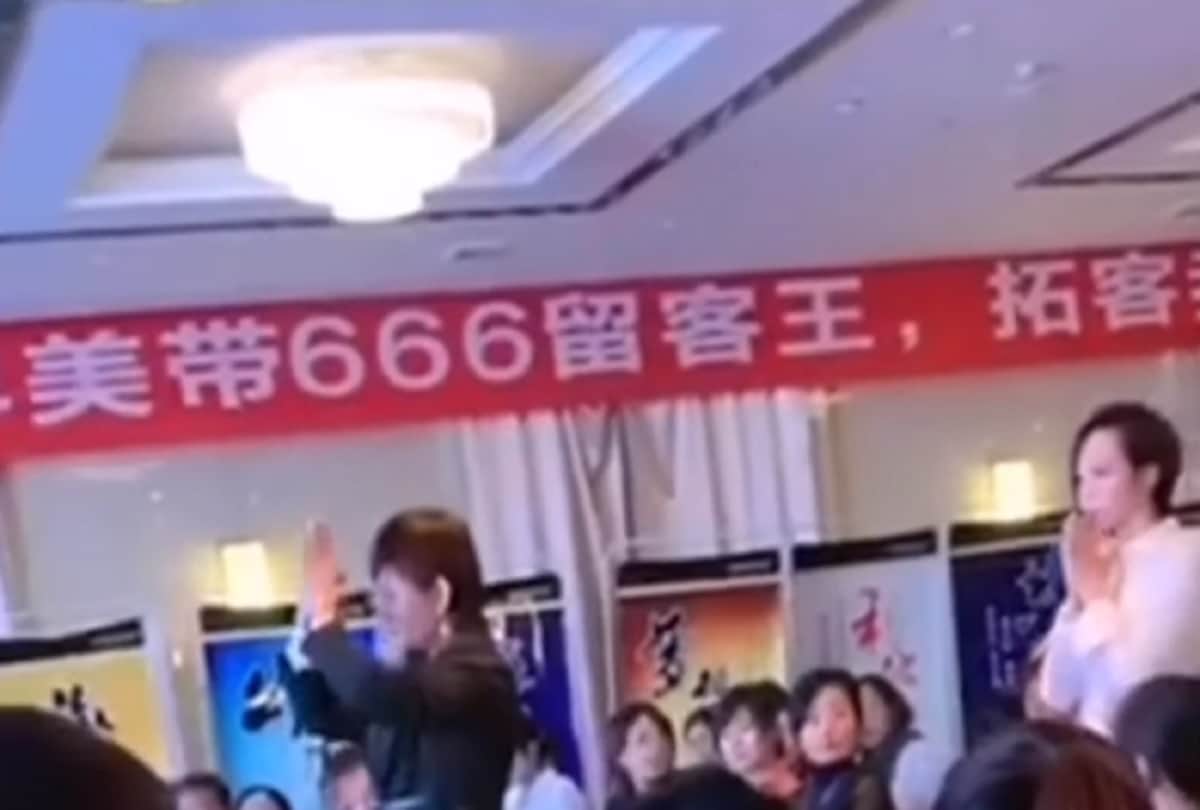 Woman Boss Wash Employees Feet to Thank Them for Working Hard in China