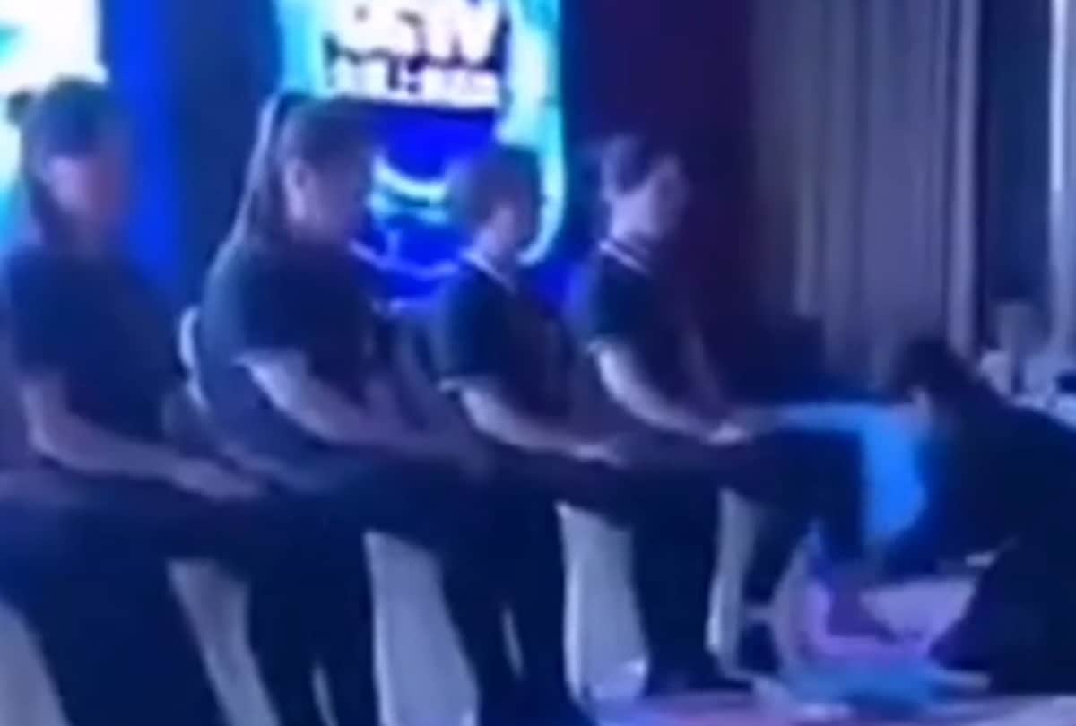 Woman Boss Wash Employees Feet to Thank Them for Working Hard in China