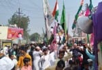 बिलग्राम में मुख्य मार्ग से निकाले जा रहे जुलूस-ए-मोहम्मदी में धार्मिक झंडों के बीच लहराता तिरंग