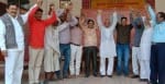 सुप्रीम कोर्ट के फैसले के बाद सामाजिक सौहार्द का संदेश देते सर्व समाज के लोग।