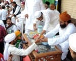 जलूसे मोहम्मदी के दौरान लाखन तिराहे पर शहर इमाम से दुआ लेते लोग