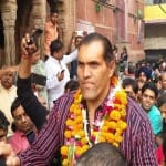 बांकेबिहारी जी के दर्शन कर बाहर आते द ग्रेट खली।