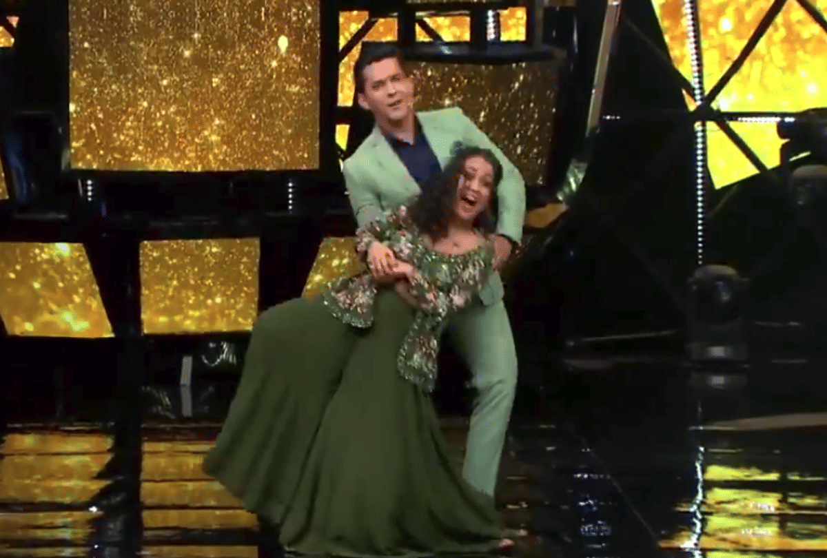 indian idol 11 neha kakkar has oops moment during dance with aditya narayan