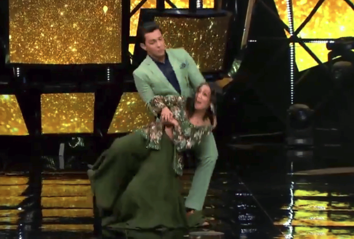 indian idol 11 neha kakkar has oops moment during dance with aditya narayan