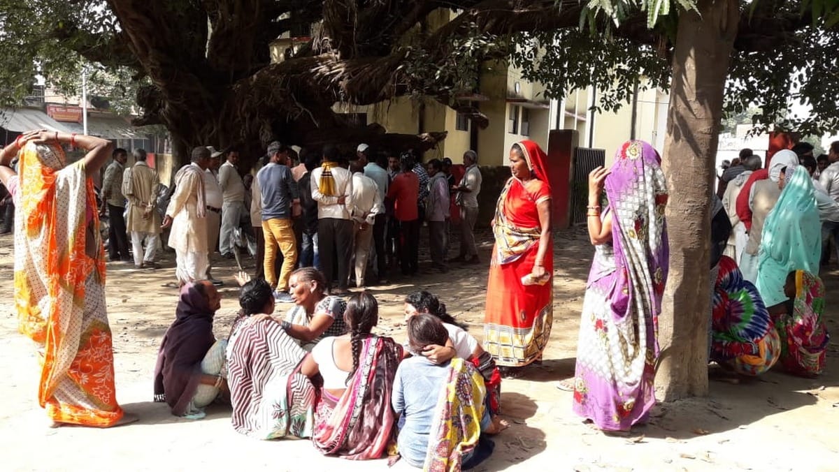 dead body found hanged on tree murder inkatani bazar azamgarh
