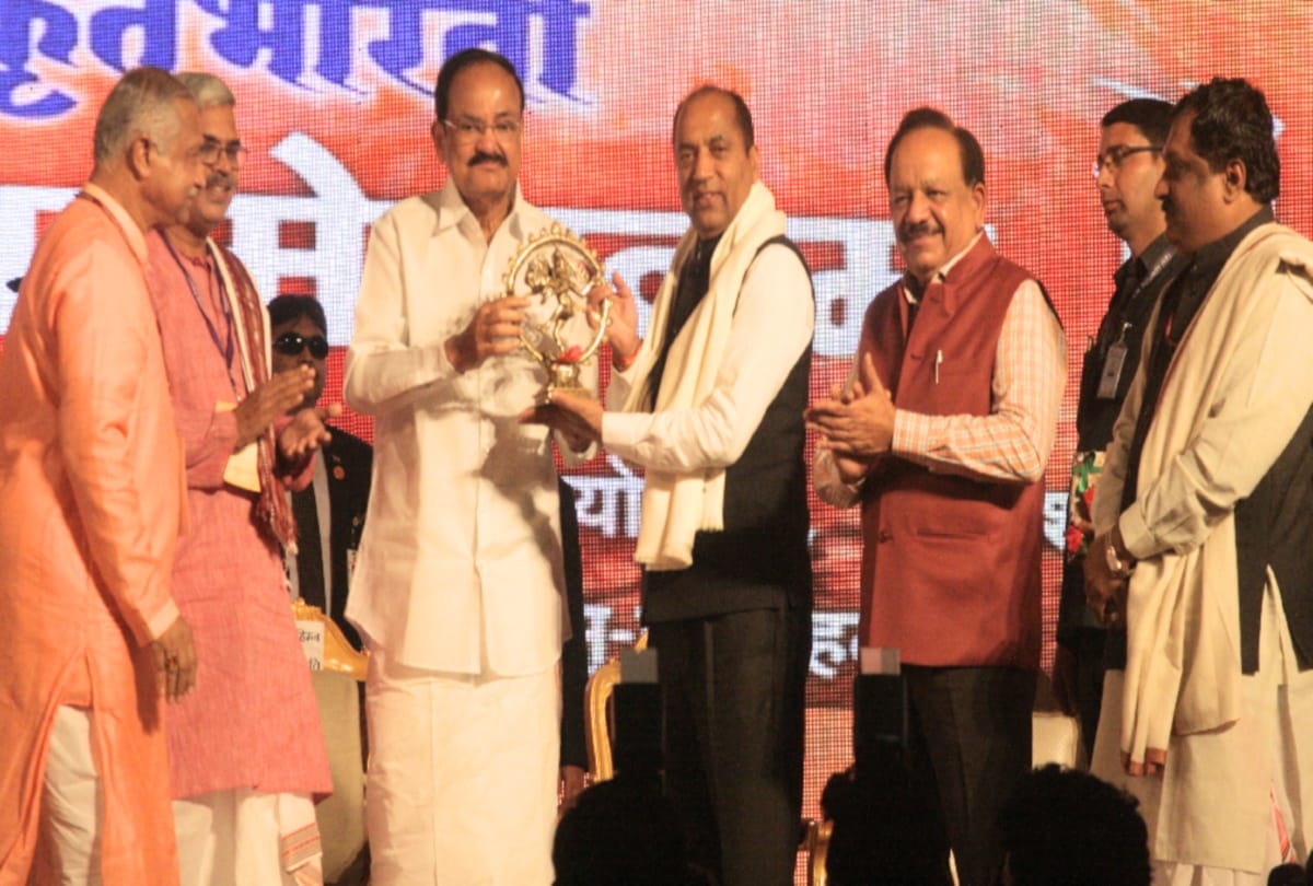 Vice President honors Chief Minister Jairam Thakur in Delhi