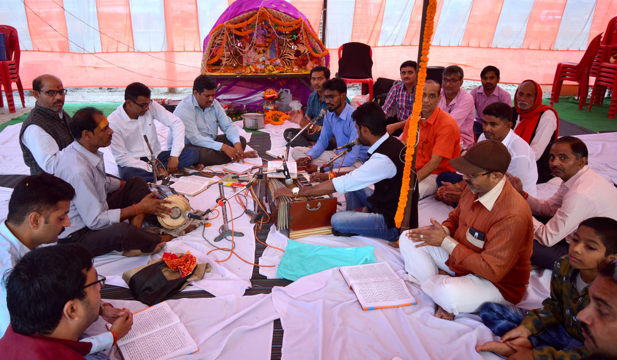 Crowds gathered in temples, worship prayers at Sangam