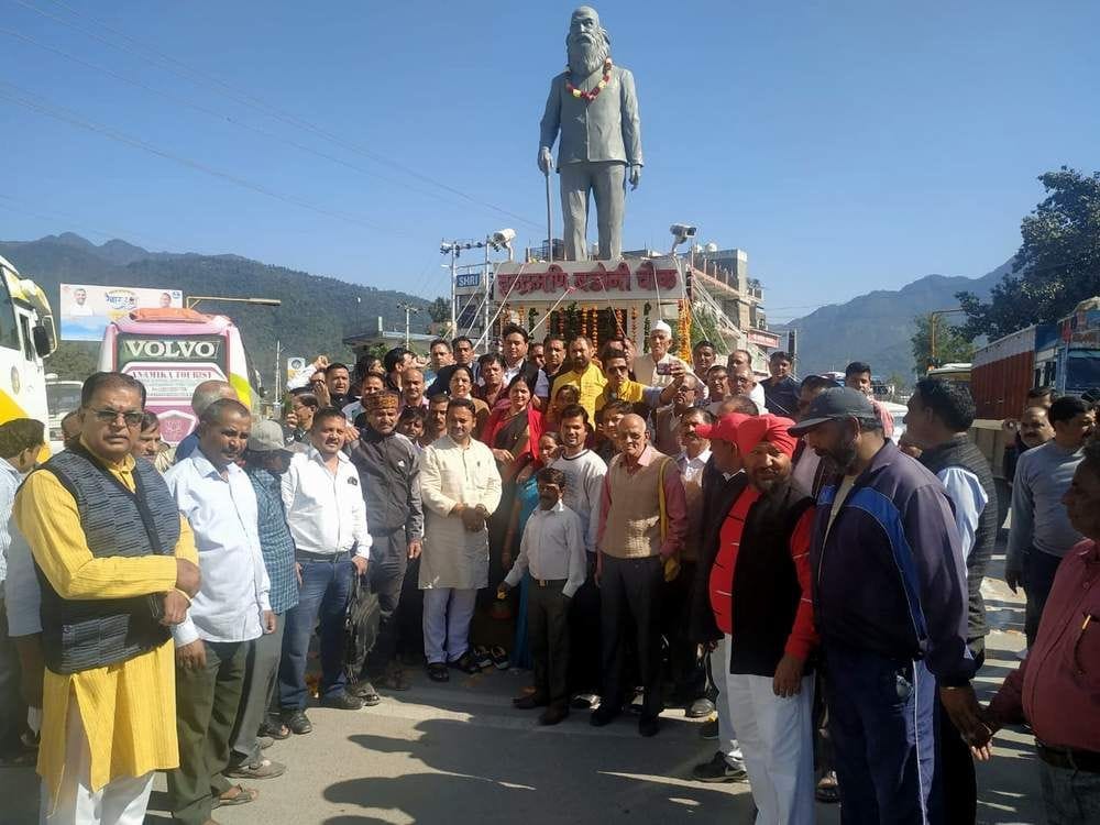 Salutes martyrs on Foundation Day
