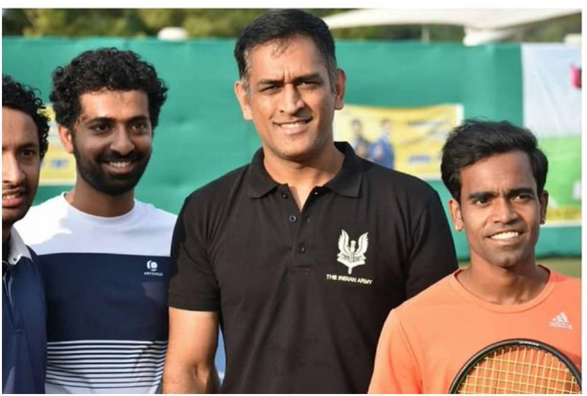 MS Dhoni wons first Tennis Match and Wear Balidan Badge T shirt