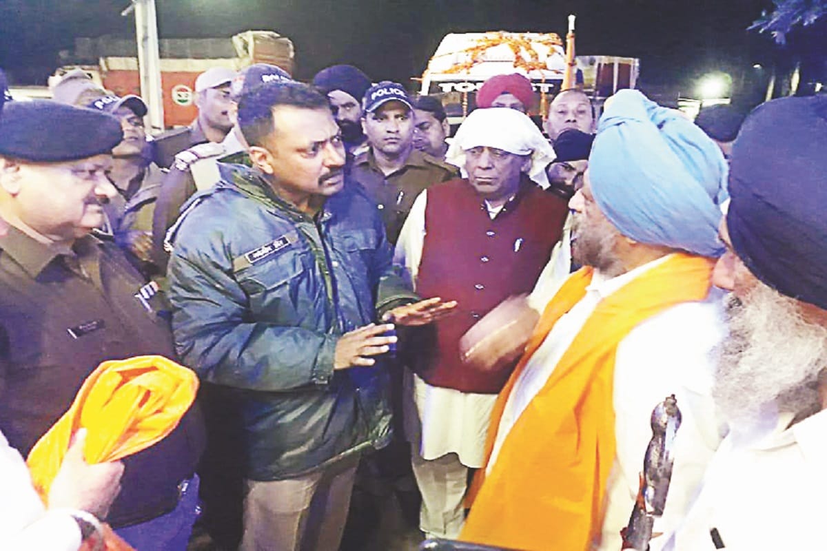 Ruckus in Muzaffarnagar after Uttarakhand Police stopped the group of Sikhs