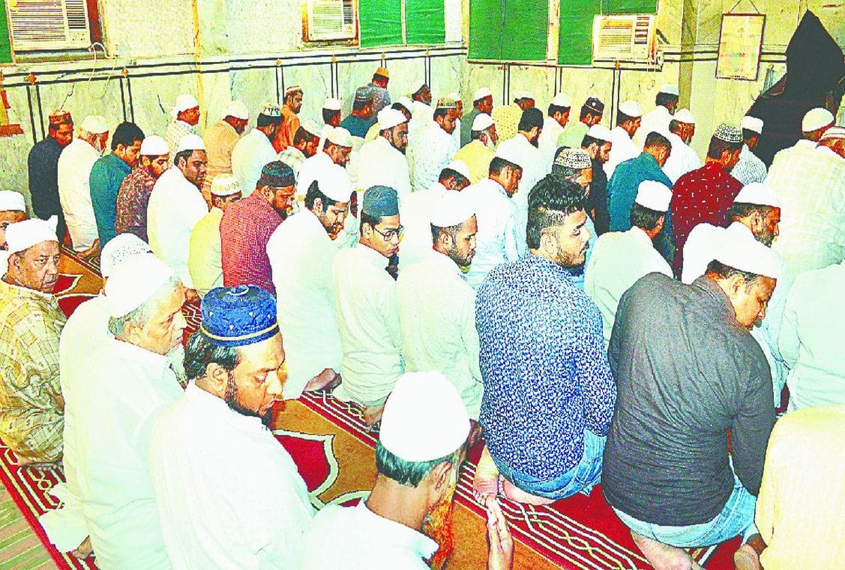 Only prayers in mosques .. Restrictions on elders and children
