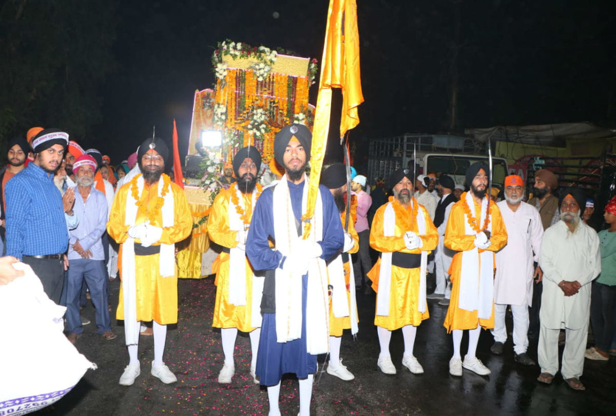 Guru Nanak Dev 550th Prakash Parv sikh community held prabhat pheri in agra