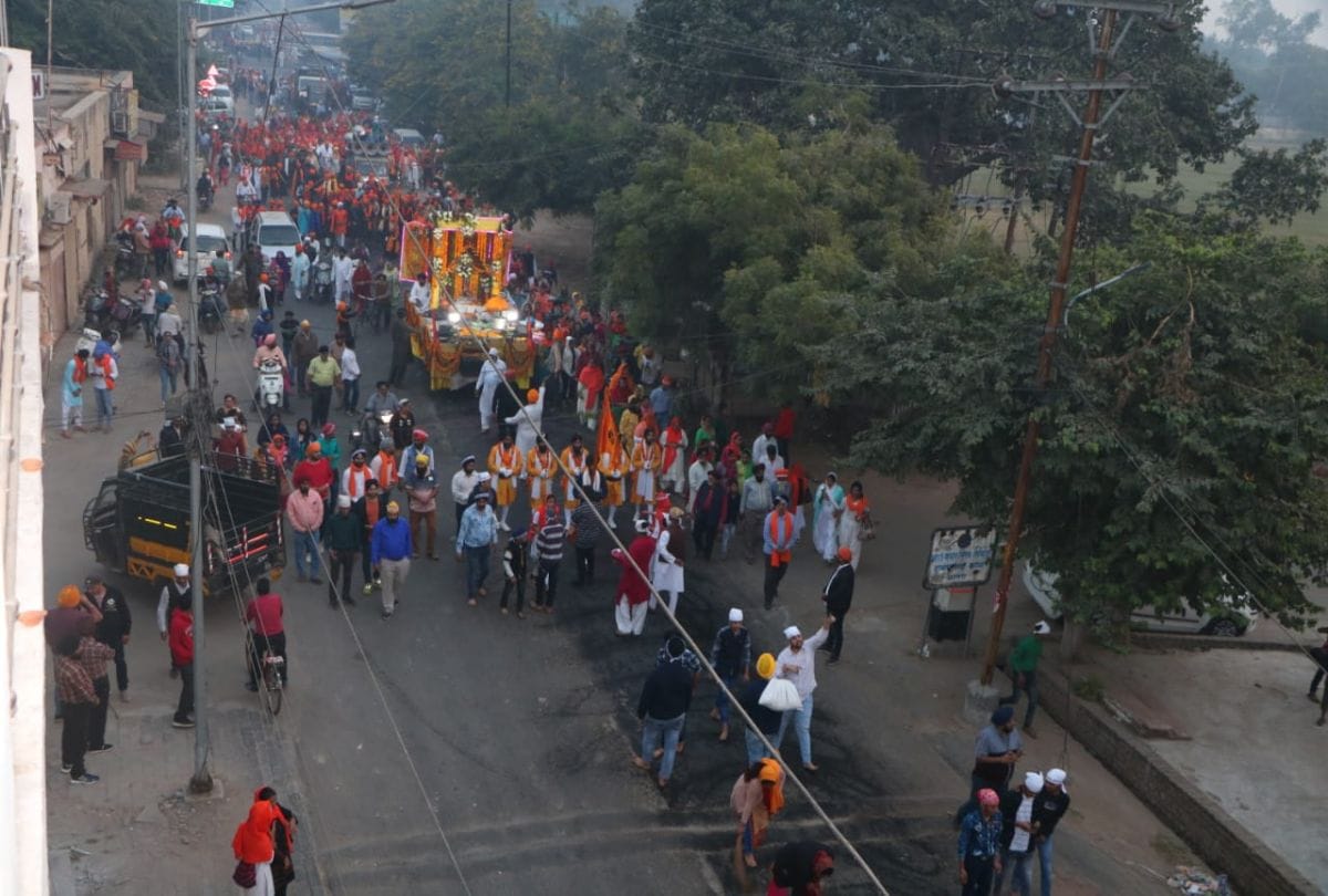 Guru Nanak Dev 550th Prakash Parv sikh community held prabhat pheri in agra