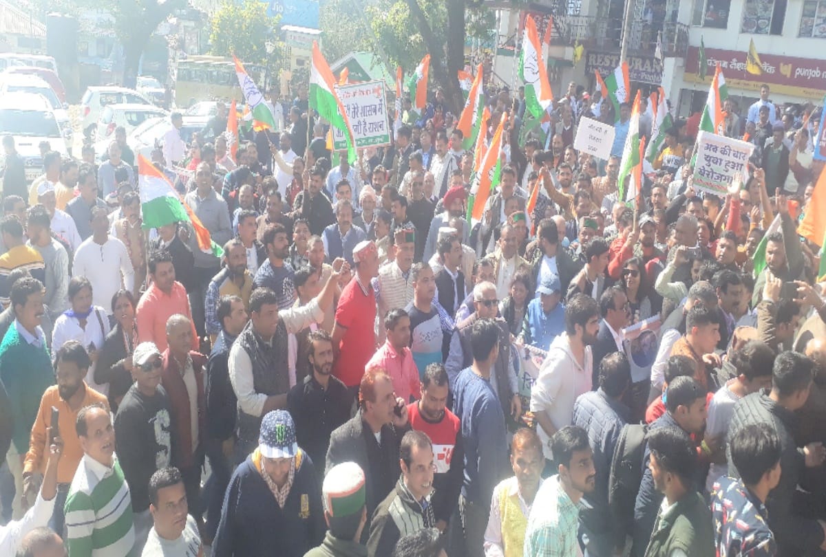 supporters of these two leaders shouted slogans against each other In Congress protest
