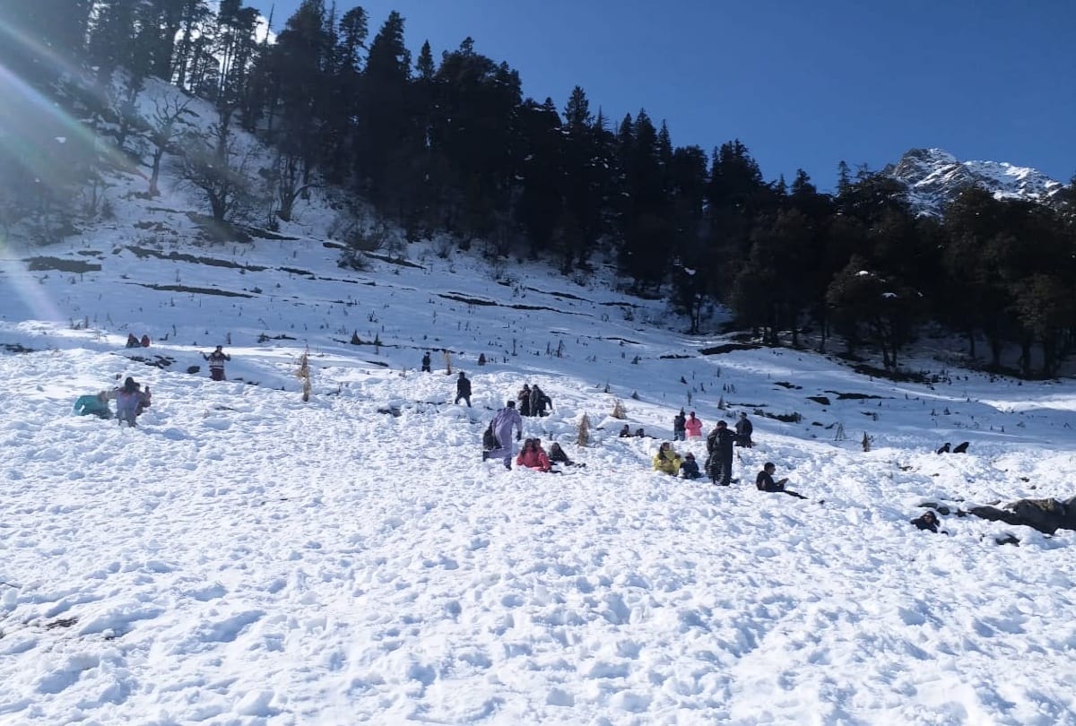 influx of tourists increased in manali solangnala rohtang after fresh snowfall in himachal