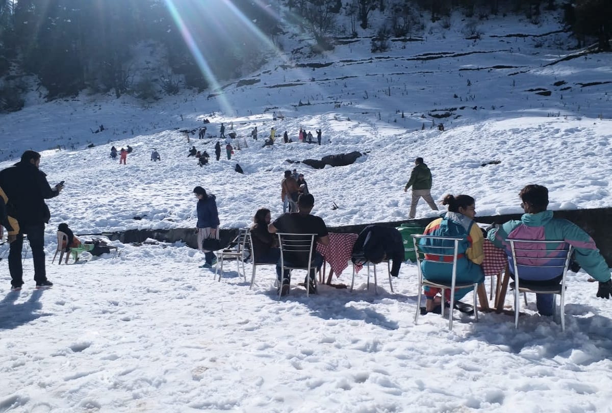 influx of tourists increased in manali solangnala rohtang after fresh snowfall in himachal