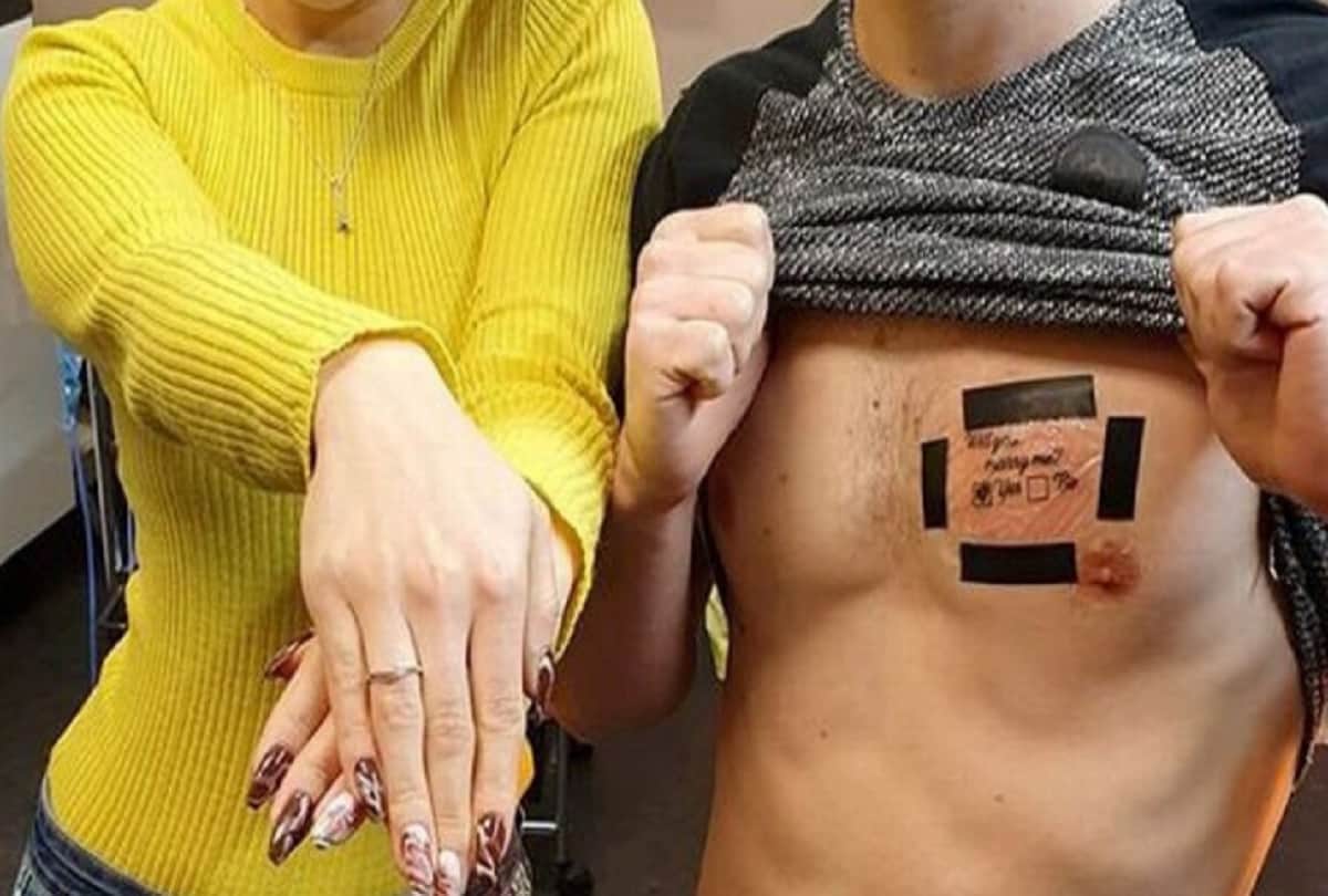 Man proposes his girlfriend in a creative way with Will you marry me tattooed on his chest
