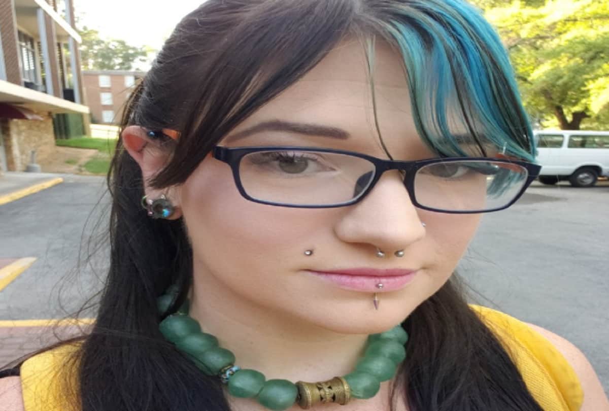 Japanese companies banned to wearing glasses for women employees at workplace