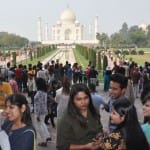 ताजमहल पर पर्यटकों की भीड़
