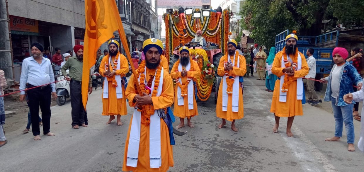 A grand procession was organized in the city on the occasion of Prakash Parv