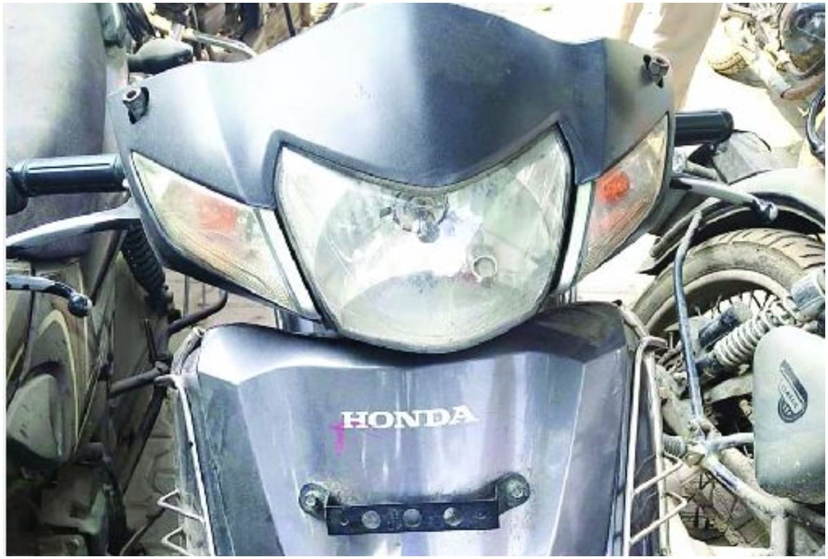 girl is not able to drive even after getting scooty sex word made on number plate she is embarrassed to take out 