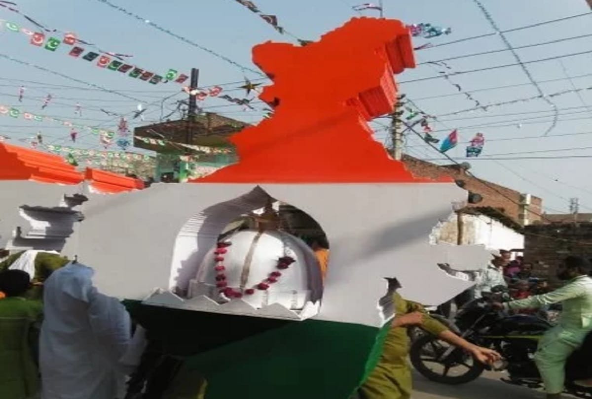 A message of 'Hum Ek Hain' made by drawing a map of India on the arrival of Rasool