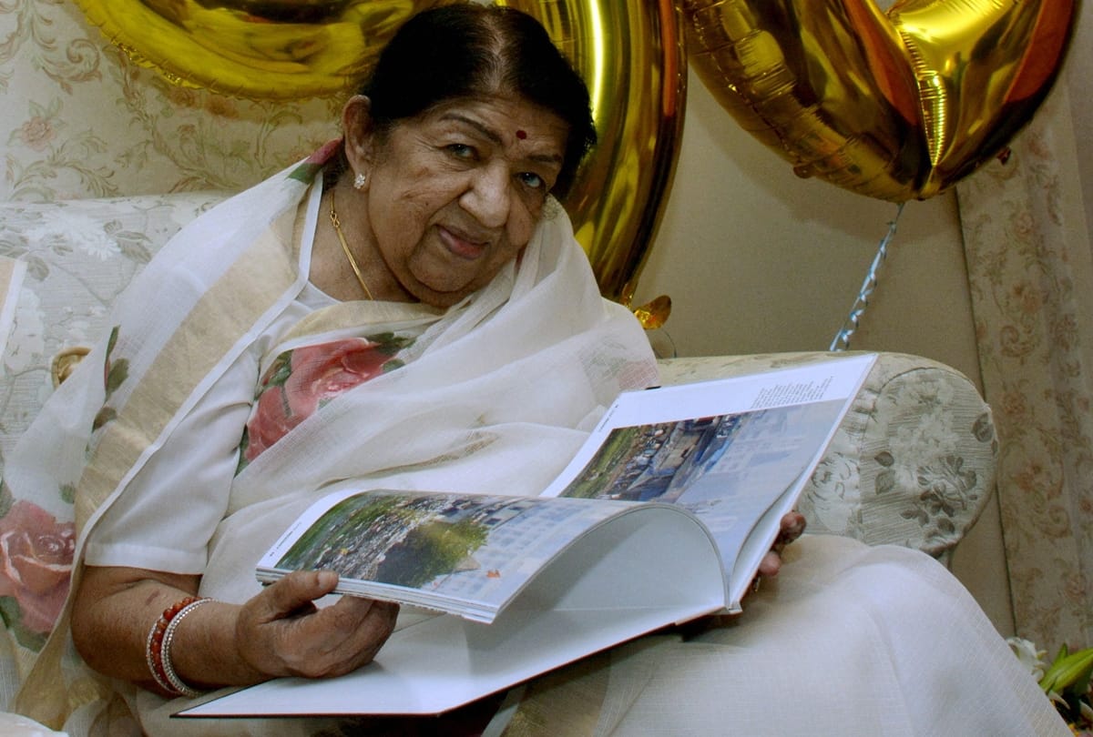 PM Modi Retweeted Lata Mangeshkar Tweet as She Share Jayatu Jayatu Bharatam Song
