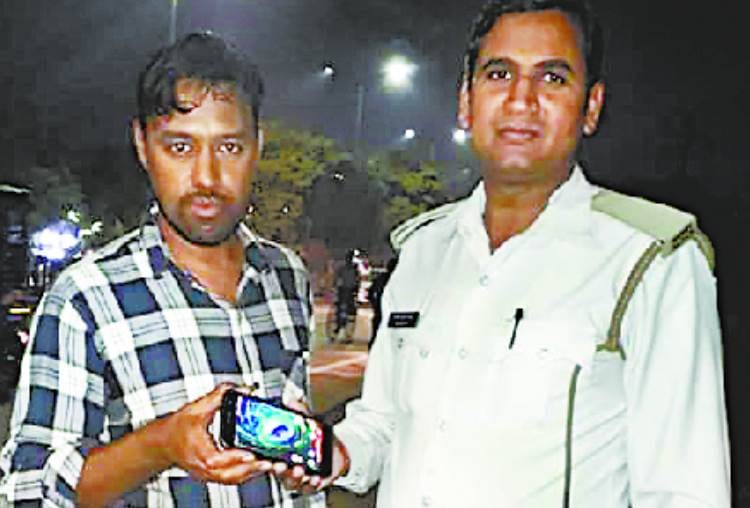 traffic constable returned mobile to a man in lucknow